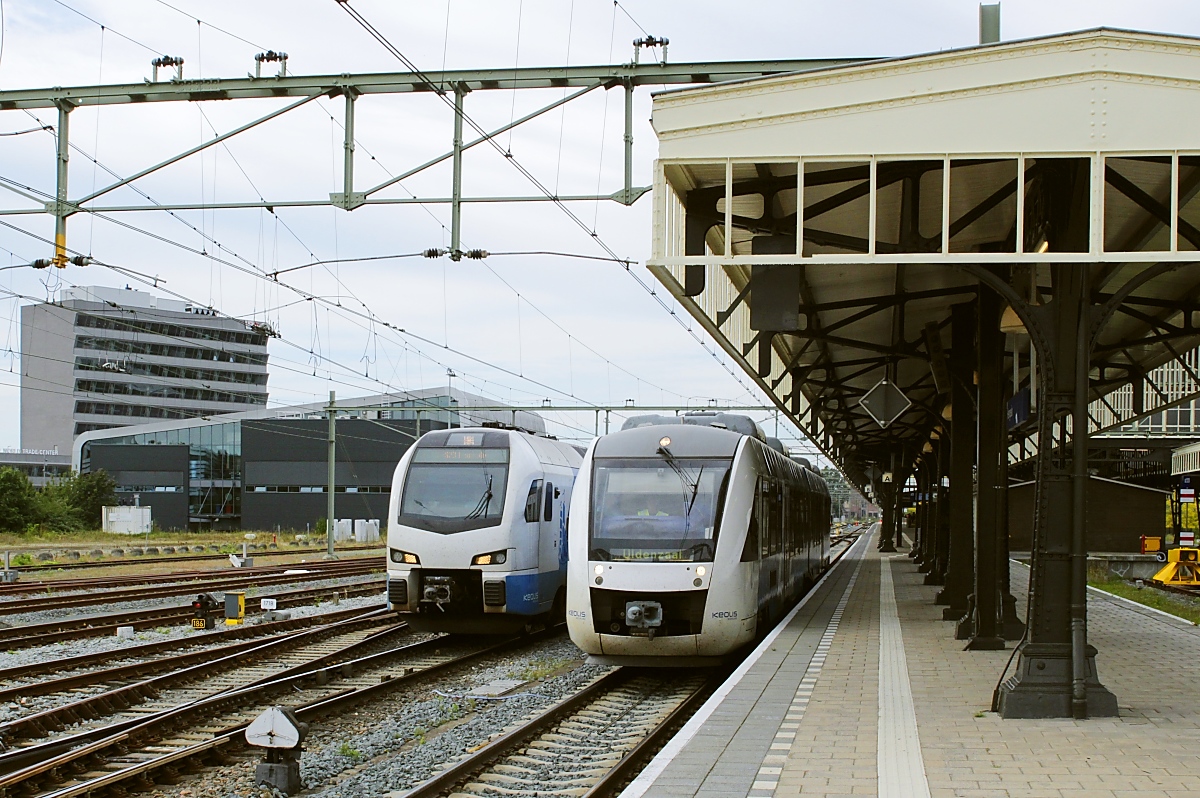Als Parallelausfahrt verlassen zwei Züge von Blauwnet am 27.09.2023 den Bahnhof Hengelo, links ein Flirt3 mit dem RS 23 (Zwolle - Enschede), daneben ein Lint41H mit einem Stoptrein der Linie 24 von Zutphen nach Oldenzaal