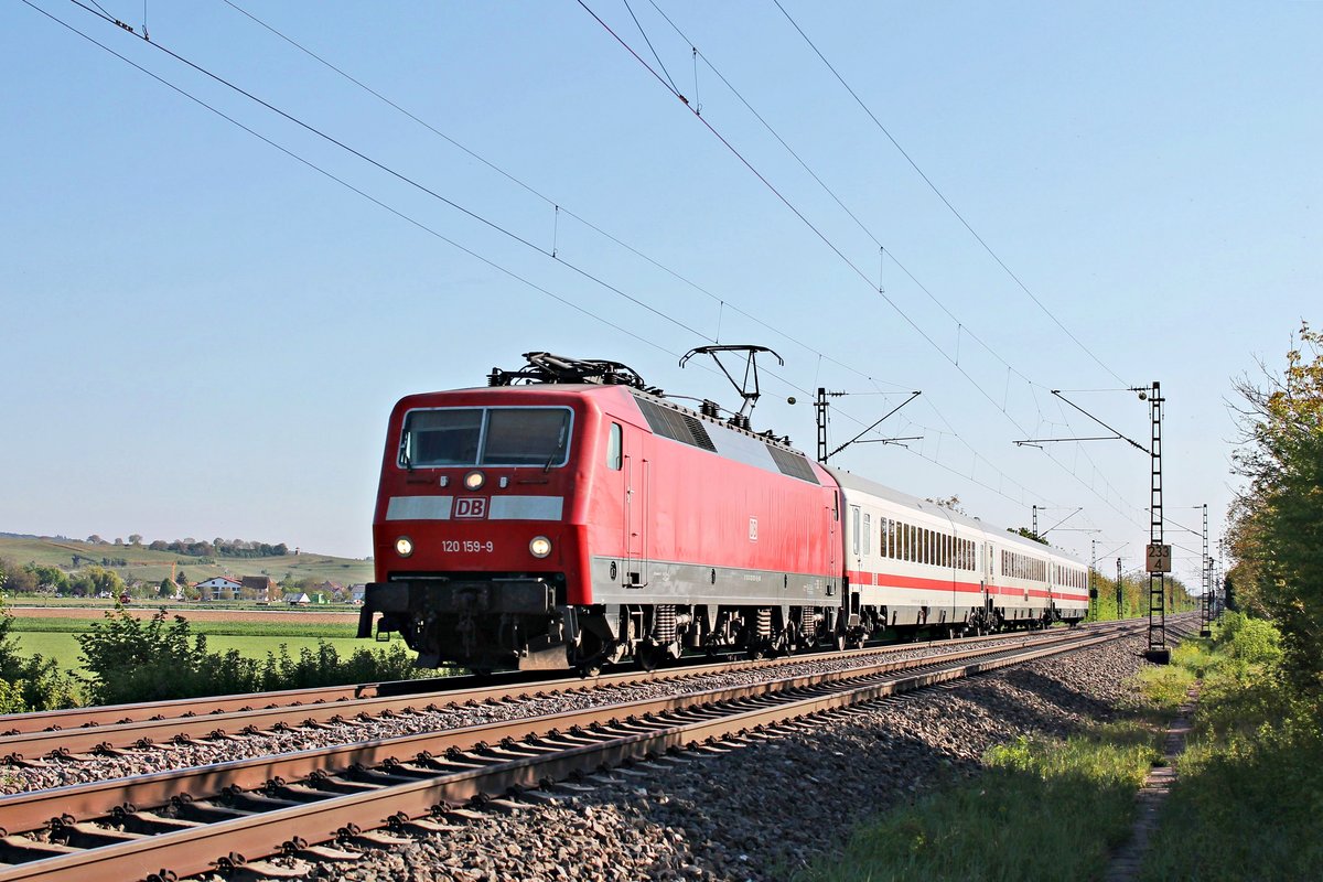 Als PbZ 2462 (Basel Bad Bf - Frankfurt (Main) Hbf) fuhr am späten Nachmittag des 23.04.2020 die 120 159-9 mit drei IC-Wagen nördlich von Hügeöheim über die Rheintalbahn durchs Markgräflerland in Richtung Freiburg (Breisgau).