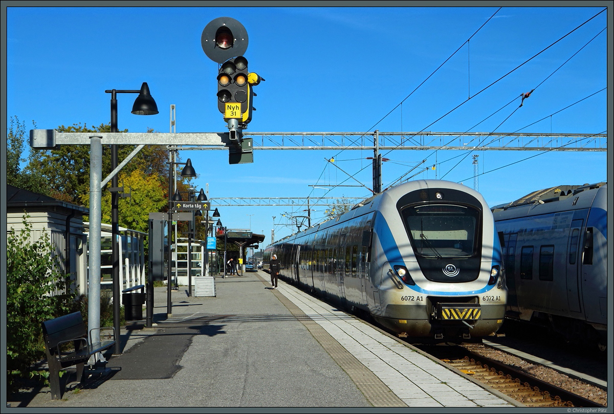 Als Pendeltåg 42X nach Stockholm steht der Coradia Nordic 6072 am 26.09.2021 im Bahnhof Nynäshamn.