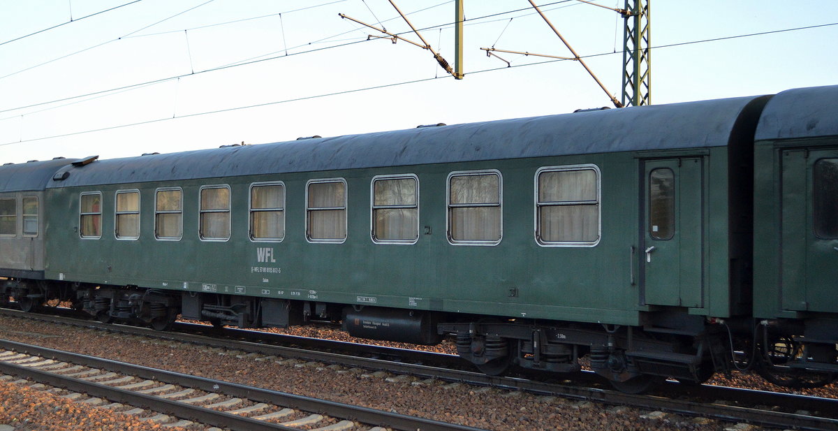 Als Personen-,Salonwagen umgebaut ein ehemaliger DR Dienstwagen, jetzt beim Sonderzugeinsatz bei WFL mit der Nr. D-WFL 57 80 8925 012-5 Salon  am 10.12.19 Bf. Flughafen Berlin Schönefeld.