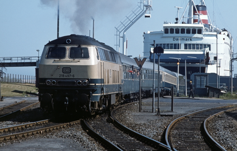 Als in Puttgarden noch was los war ... !
218 497 zieht einen internationalen Schnellzug aus dem DSB-Fhrschiff DANMARK (3.8.1980).