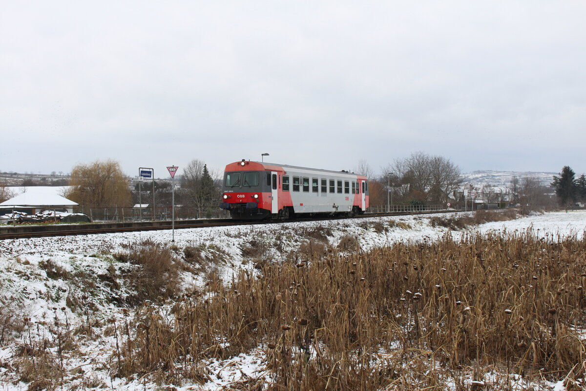 Als R6030 von Horn nach St. Pölten Hbf fährt am 28.1.2023 der 5047 018 durch das leicht angezuckerte Kamptal in die Haltestelle Gobelsburg.
 