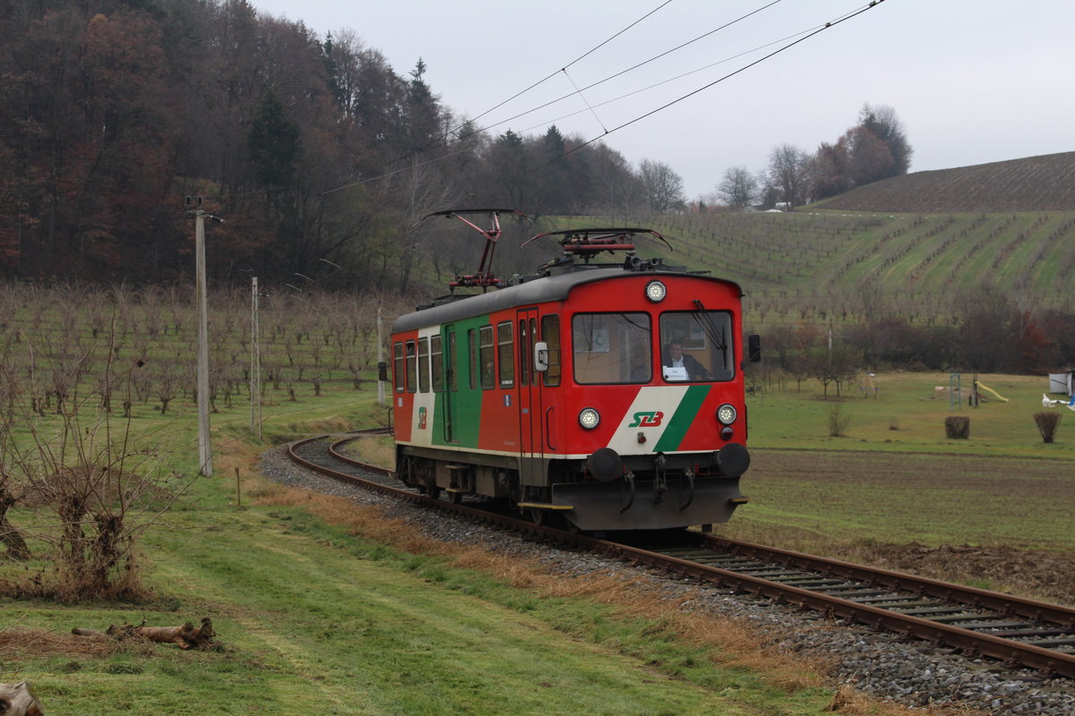 Als R8607 fährt der ET2 (A-STBPV 94 81 4920 002-4) am nebeligen 7.12.2020 von Feldbach kommend Richtung Bad Gleichenberg hier bei Oedt.