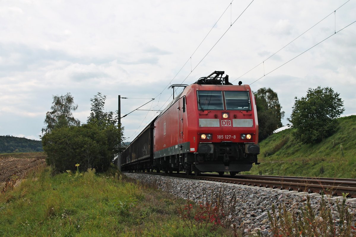 Als Rastatt-Umleiter fuhr am 20.09.2017 die 185 127-8 mit ihrem  Redbull -Zug bei Thayngen über die Hochrheinbahn in Richtung Gottmadingen.