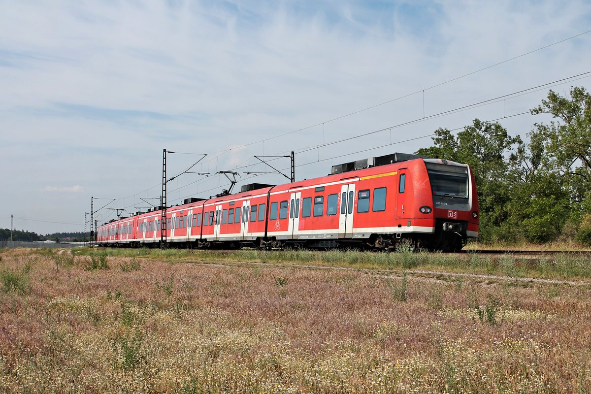 Als RB 2 (Karlsruhe Hbf - Mannheim Hbf) fuhr am Morgen des 03.06.2020 der 425 111-2 zusammen mit dem 425 019-7 nördlich von Wäghäusel über die Rheintalbahn in Richtung Neulußheim.