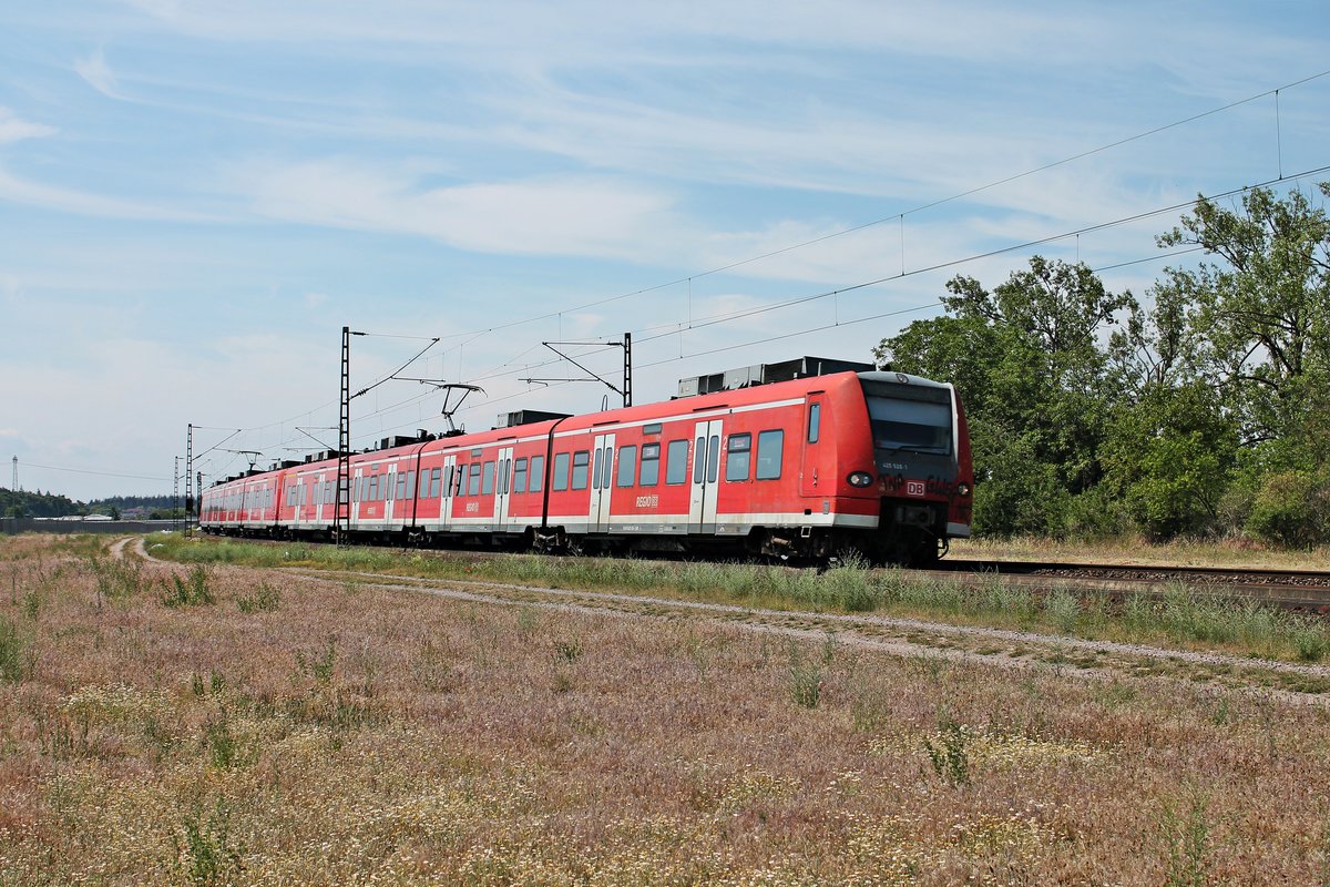 Als RB 2 (Karlsruhe Hbf - Mannheim Hbf) fuhr am Mittag des 03.06.2020 der 425 526-1 zusammen mit dem 425 583-2 nördlich von Waghäusel über die KBS 700 in Richtung Neulußheim, wo sie ihren nächsten Zwischenhalt einlegen werden.
