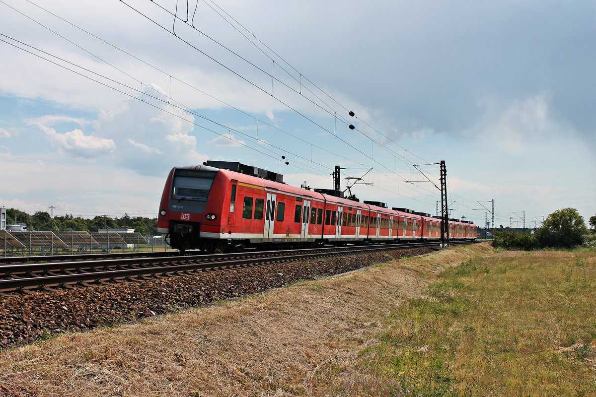 Als RB 2 (Karlsruhe Hbf - Mannheim Hbf) fuhr am späten Nachmittag des 03.06.2020 der 425 111-2 zusammen mit dem 425 019-7 nördlich von Waghäusel über die Rheintalbahn in Richtung Neulußheim.