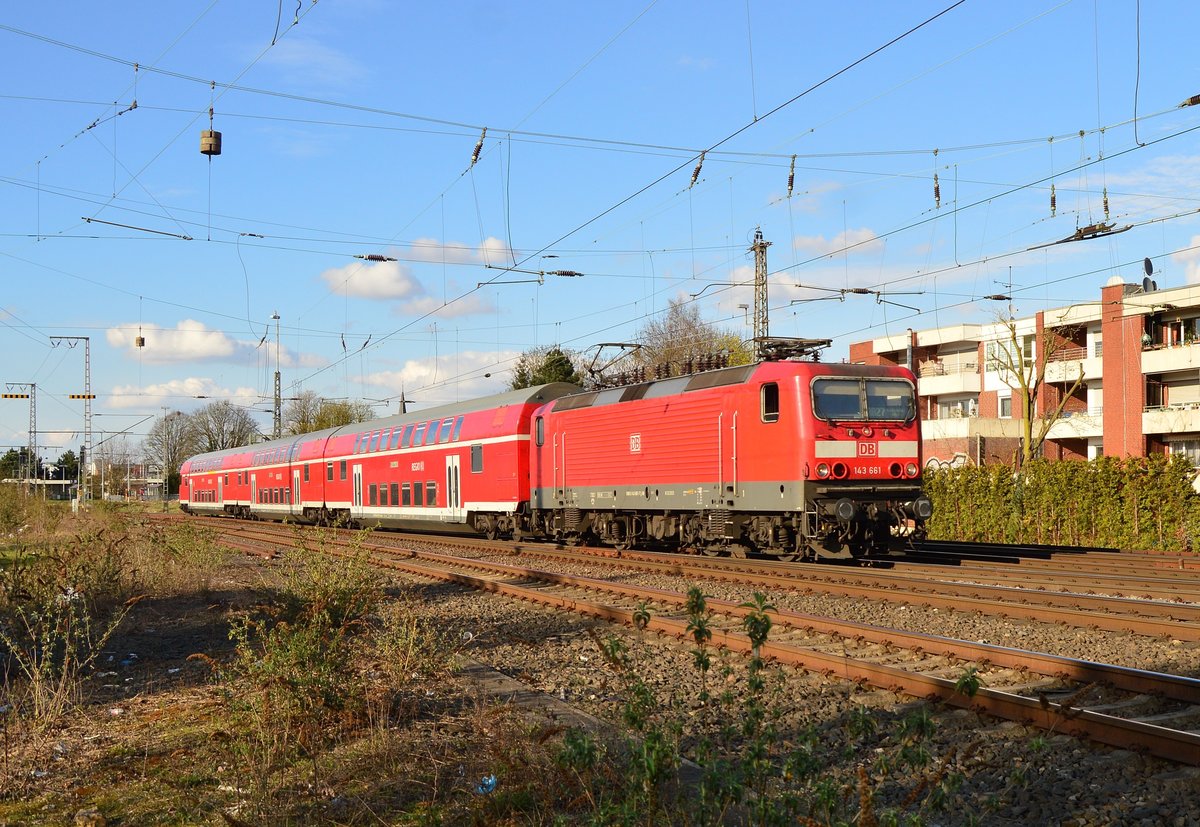 Als RB 27 nach Koblenz ist die 143 661 am heutigen Montagabend zusehen, wie sie den Rheydter Hbf in Richtung Köln verlässt. 4.4.2016