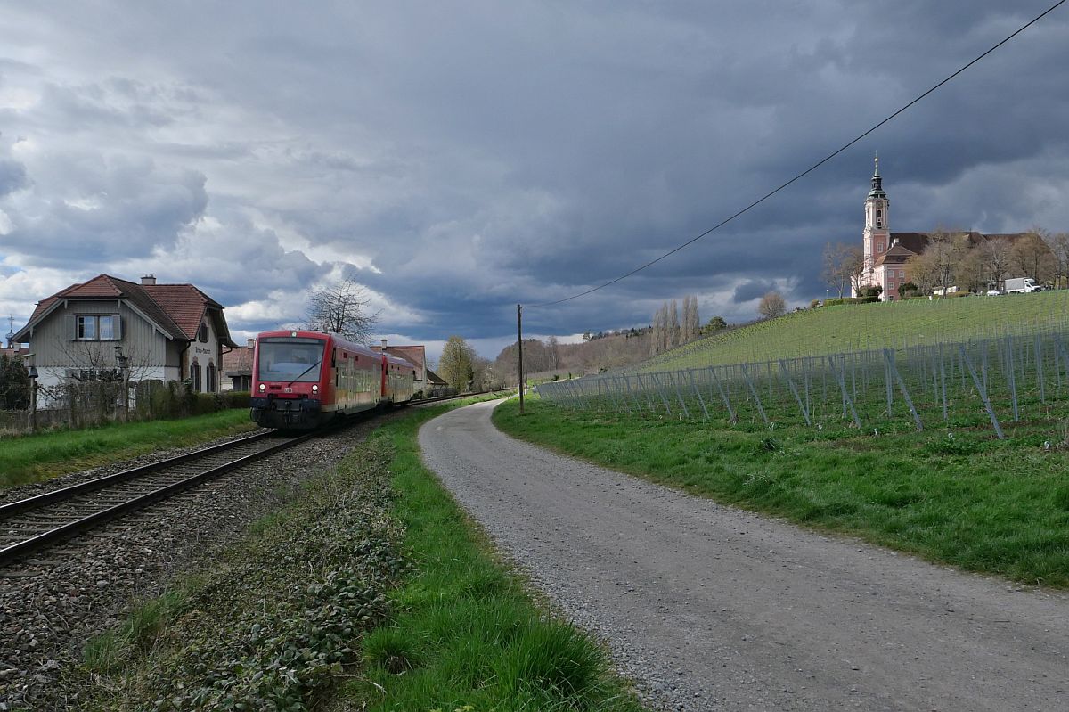 Als RB 31 / RB 17777 von Radolfzell nach Friedrichshafen Stadt fahrend wurden 650 103 und 650 107 zusammen mit dem Gebäude des ehemaligen Bahnhofs Birnau-Maurach und der Wallfahrtskirche Birnau fotografiert (02.04.2023)