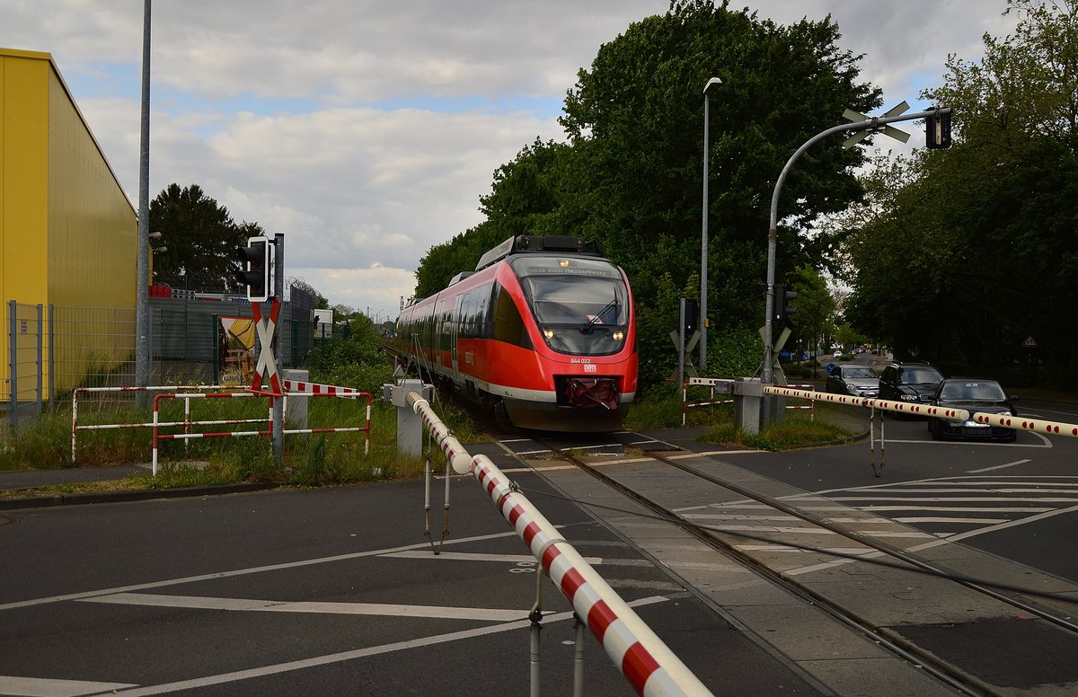 Als RB 38 ist der 644 022 nach Köln Deutz Messe unterwegs.
Festgehalten am Bahnübergang Bergheimer Straße in Grevenbroich.14.5.2016
