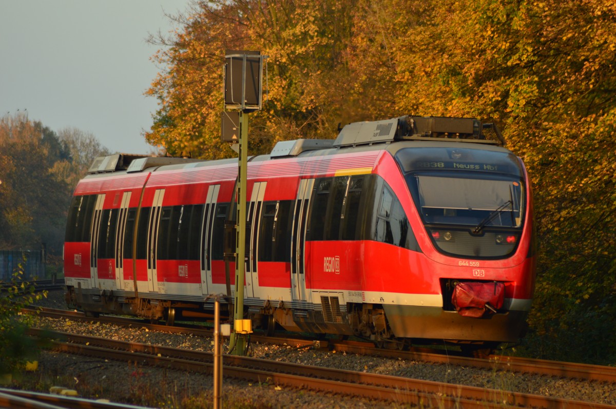 Als RB 38 verlässt hier gerade der 644 559 Grevenbroich nach Neuss Hbf, hier 
ist er gerade in die Kbs 481 eingefädelt, sein nächster Halt ist Kapellen Erft.
Samstag 31.10.2015