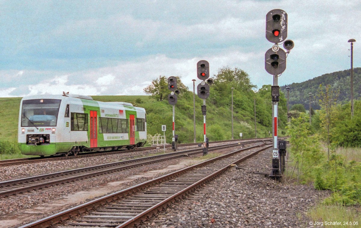 Als die RB aus Meiningen am 20.9.99 den Bahnhof Ritschenhausen erreichte, lagen noch drei Hauptgleise mit Hauptsignalen.