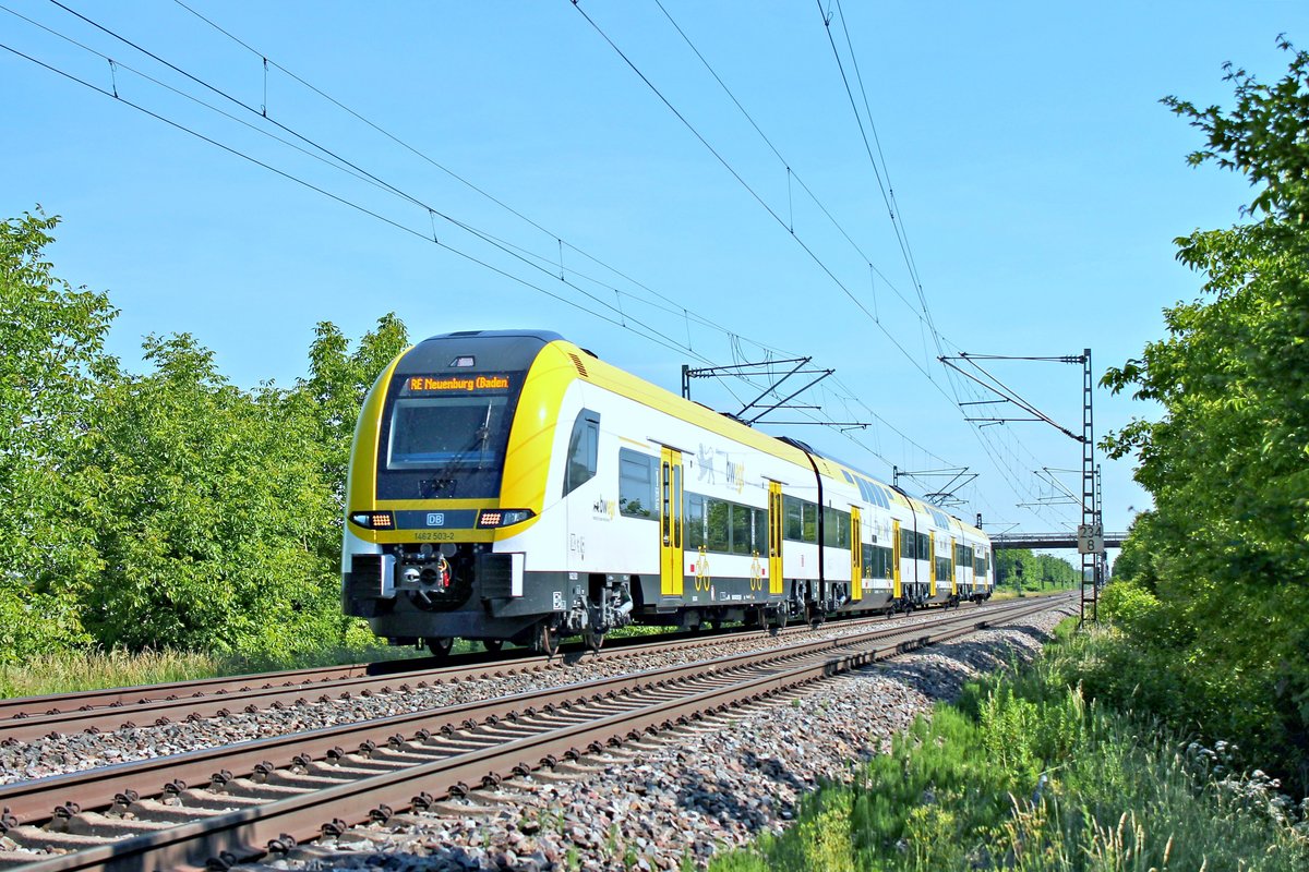 Als RB (Freiburg (Brsg) Hbf - Müllheim (Baden)) fuhr am späten Morgen des 02.06.2020 der 1462 503-2 bei der Gemeinde Hügelheim über die Rheintalbahn in Richtung Zielbahnhof, welcher nur noch wenige Kilometer entfernt war.