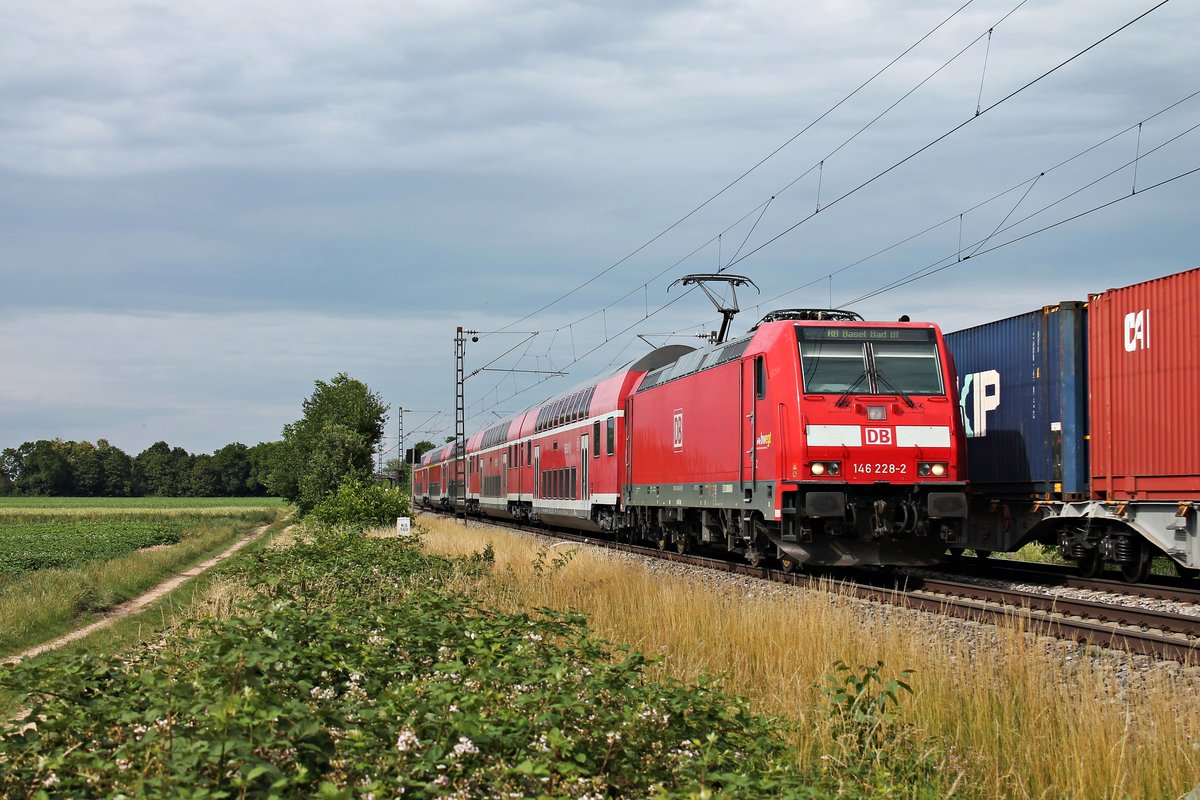 Als RB (Freiburg (Brsg) Hbf - Basel Bad Bf) fuhr am späten Nachmittag des 15.06.2020 die 146 228-2  St.Georgen  südlich von Buggingen über die KBS 702 (Rehintalbahn) in Richtung Müllheim (Baden), wo sie ihren nächsten Zwischenhalt einlegen wird.