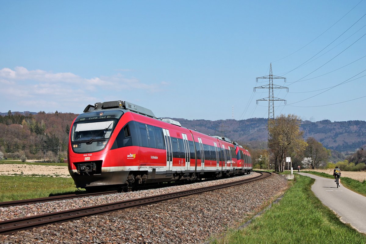 Als RB (Lauchringen - Basel Bad Bf) fuhr am Nachmittag des 08.04.2020 der 644 540 zusammen mit 644 039 kurz hinter Schwörstadt über die Hochrheinbahn in Richtung Beuggen.