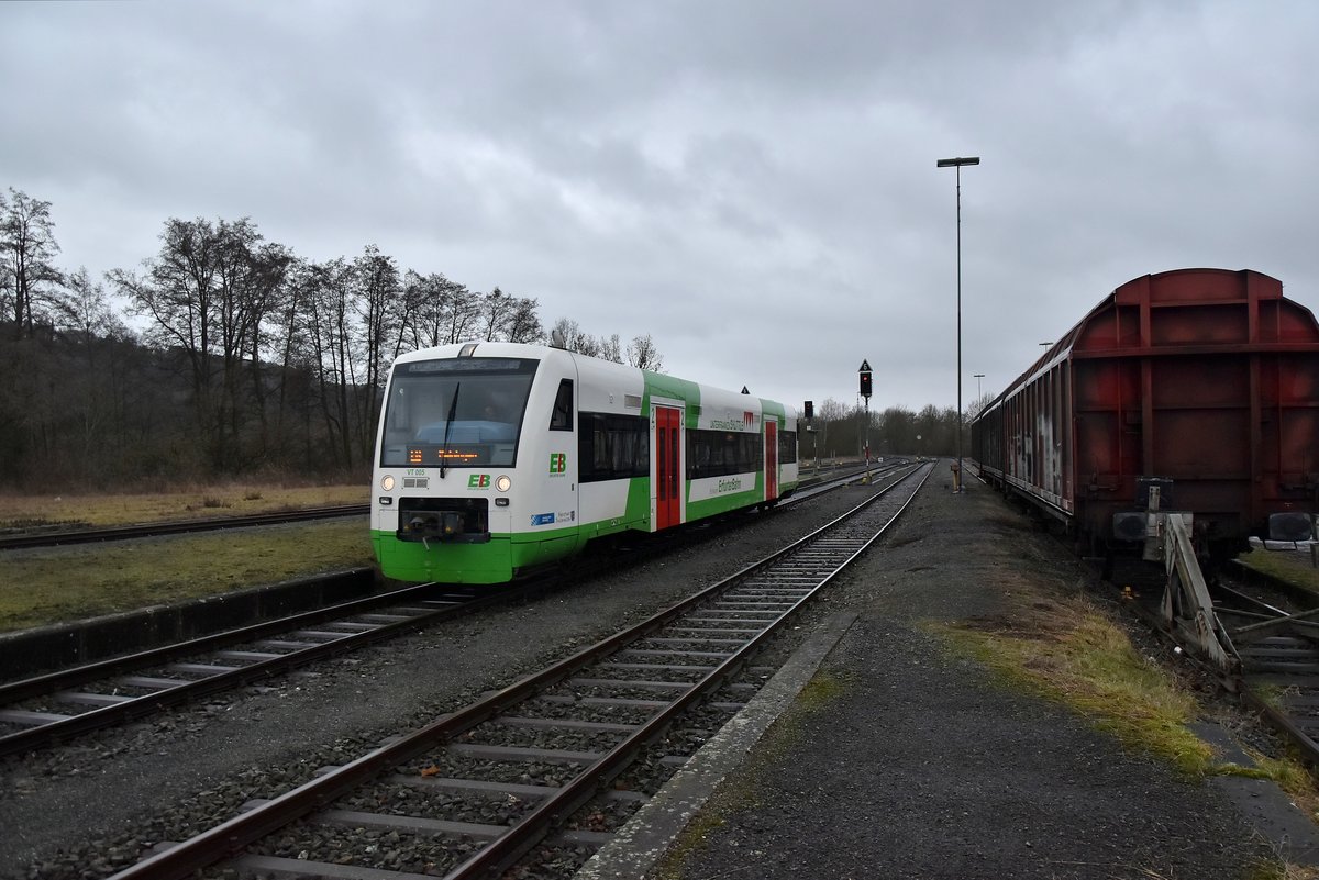Als RB nach Meinigen kommt der VT 005/ 650 435-3 in Bad Neustadt an der Saale eingefahren, sobald der Gegenzug nach Schweinfurt Hbf angekommen ist, kann er seine Fahrt fortsetzen. 12.1.2019