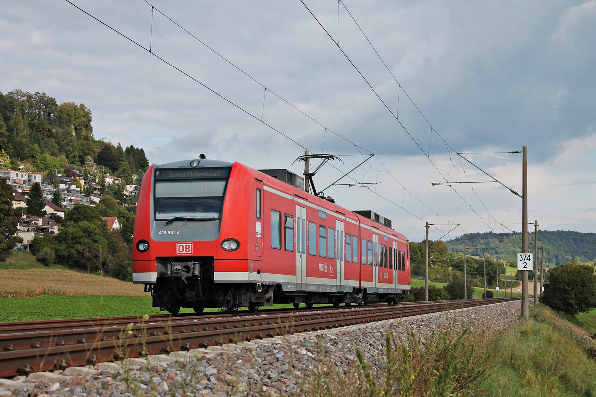 Als RB (Singen (Hohentwiel) - Schaffhausen) fuhr am 20.09.2017 der 426 510-4 bei Thayngen über die Hochrheinbahn in Richtung Zielbahnhof.