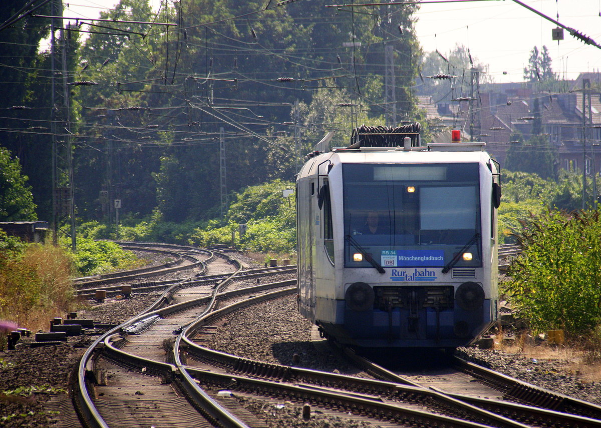 Als RB34 kommt aus Dalheim nach Mönchengladbach-Hbf und kommt aus Richtung Dalheim und fährt in Rheydt-Hbf ein und dann weiter in Richtung Mönchengladbach-Hbf.
Aufgenommen vom Bahnsteig 3 in Rheydt-Hbf. Bei Sommerwetter am Mittag vom 27.8.2016.