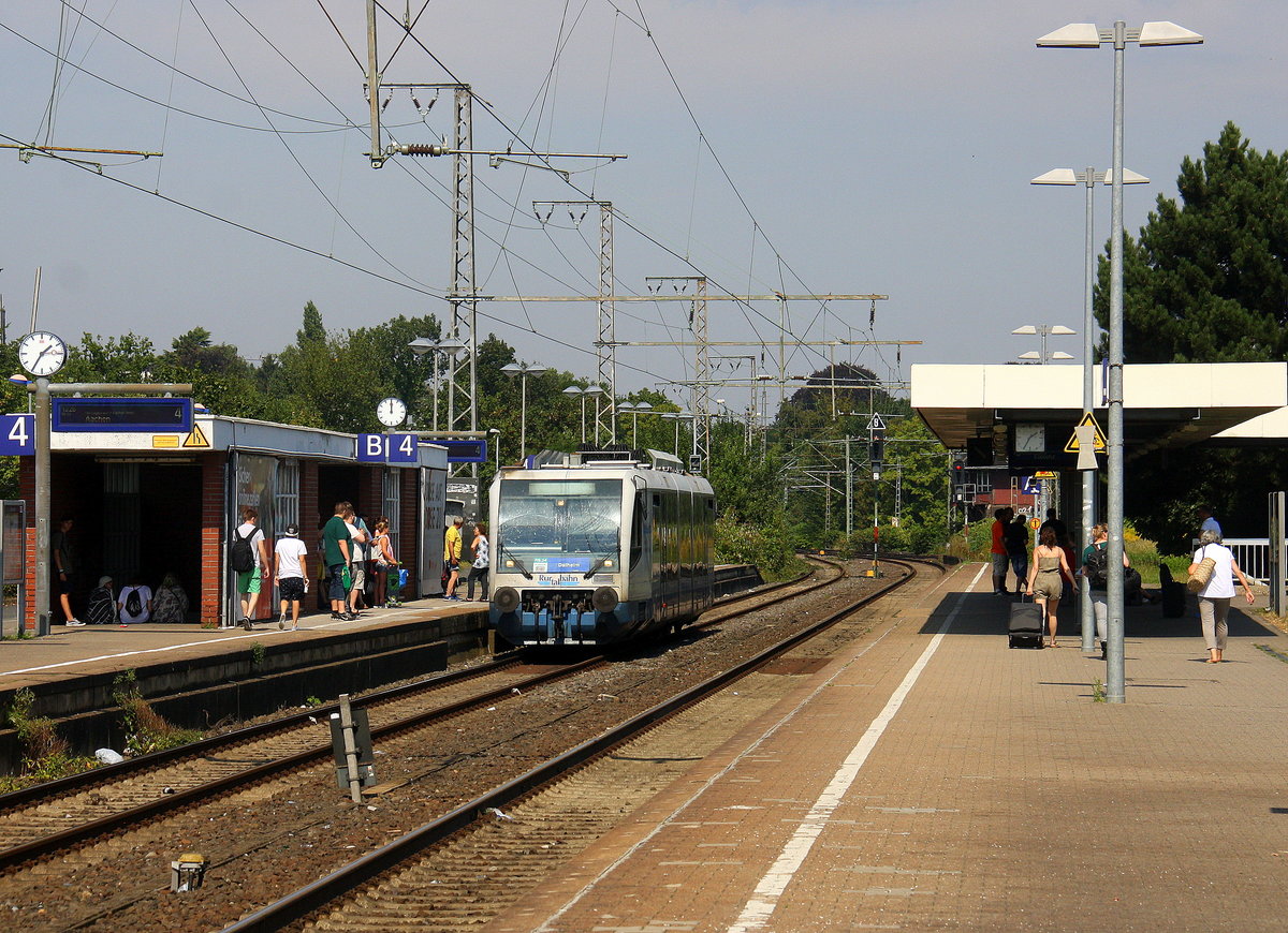 Als RB34 kommt aus  Mönchengladbach-Hbf nach Dalheim und kommt aus Richtung Mönchengladbach-Hbf und hält in Rheydt-Hbf und fährt dann weiter in Richtung Dalheim.
Aufgenommen vom Bahnsteig 3 in Rheydt-Hbf. Bei Sommerwetter am Mittag vom 27.8.2016.