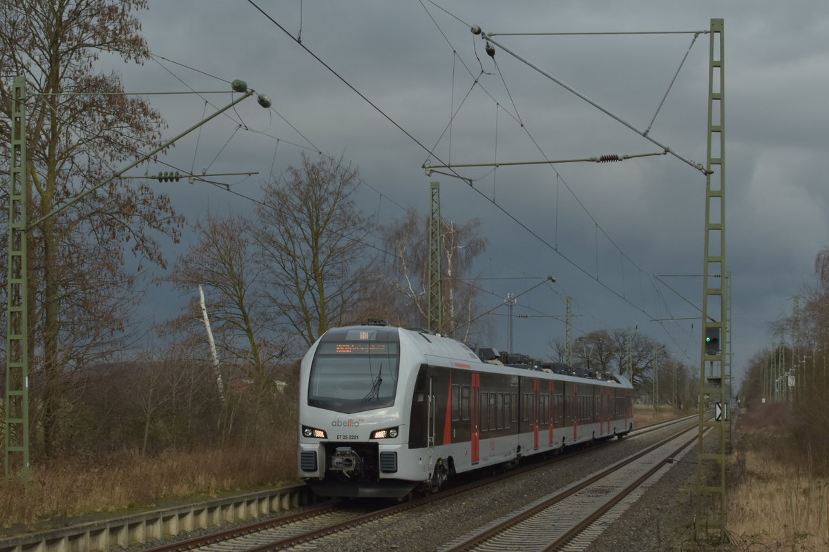 Als RB35 fährt gerade der Abellio ET25 2201/ alias 1429 008 in Anrath ein. 3.2.2017