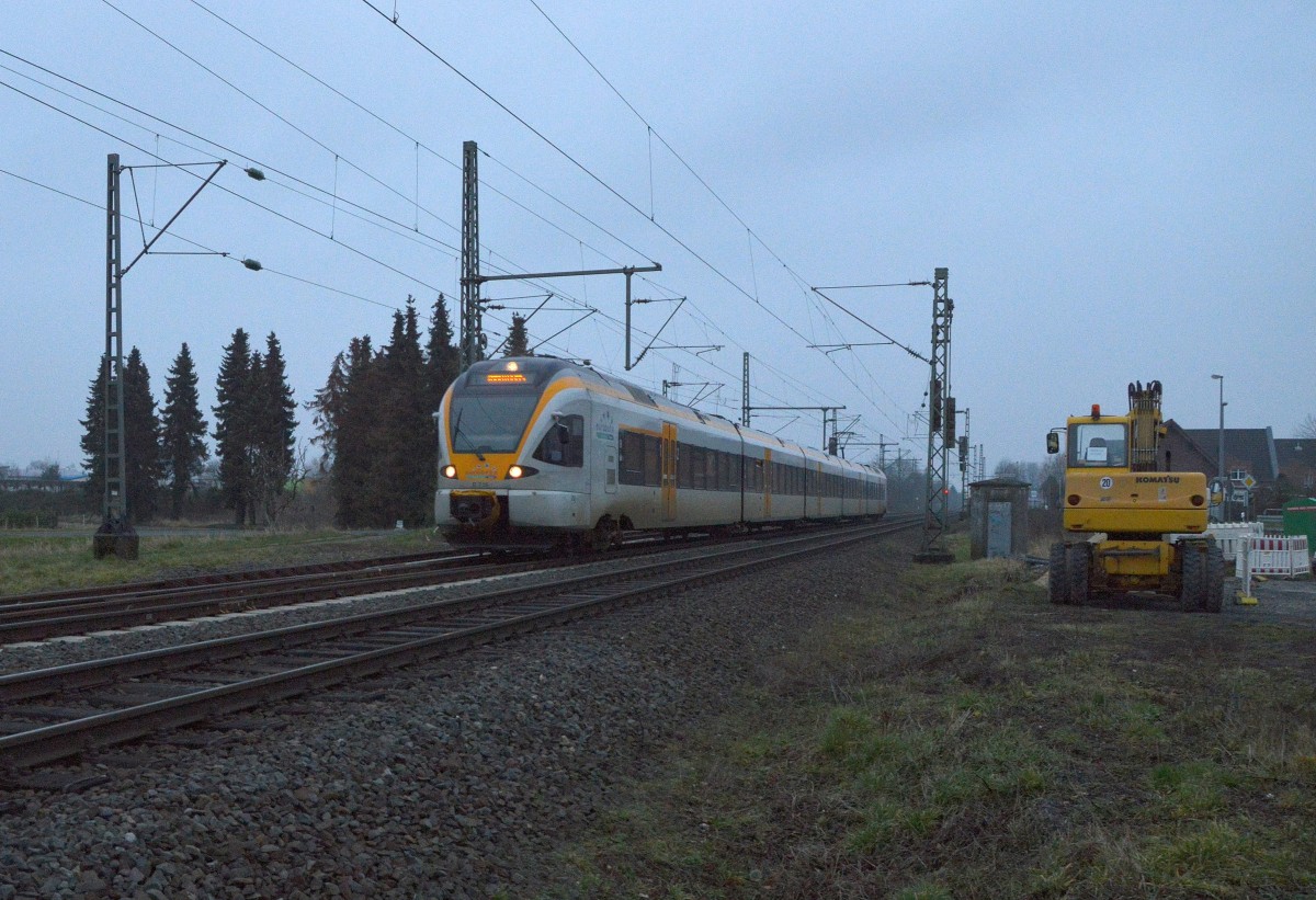 Als RE 13 bei Kleinenbroich ist der Eurobahntriebwagen ET 7.06 am 5.1.2013 unterwegs gen Mönchengladbach.