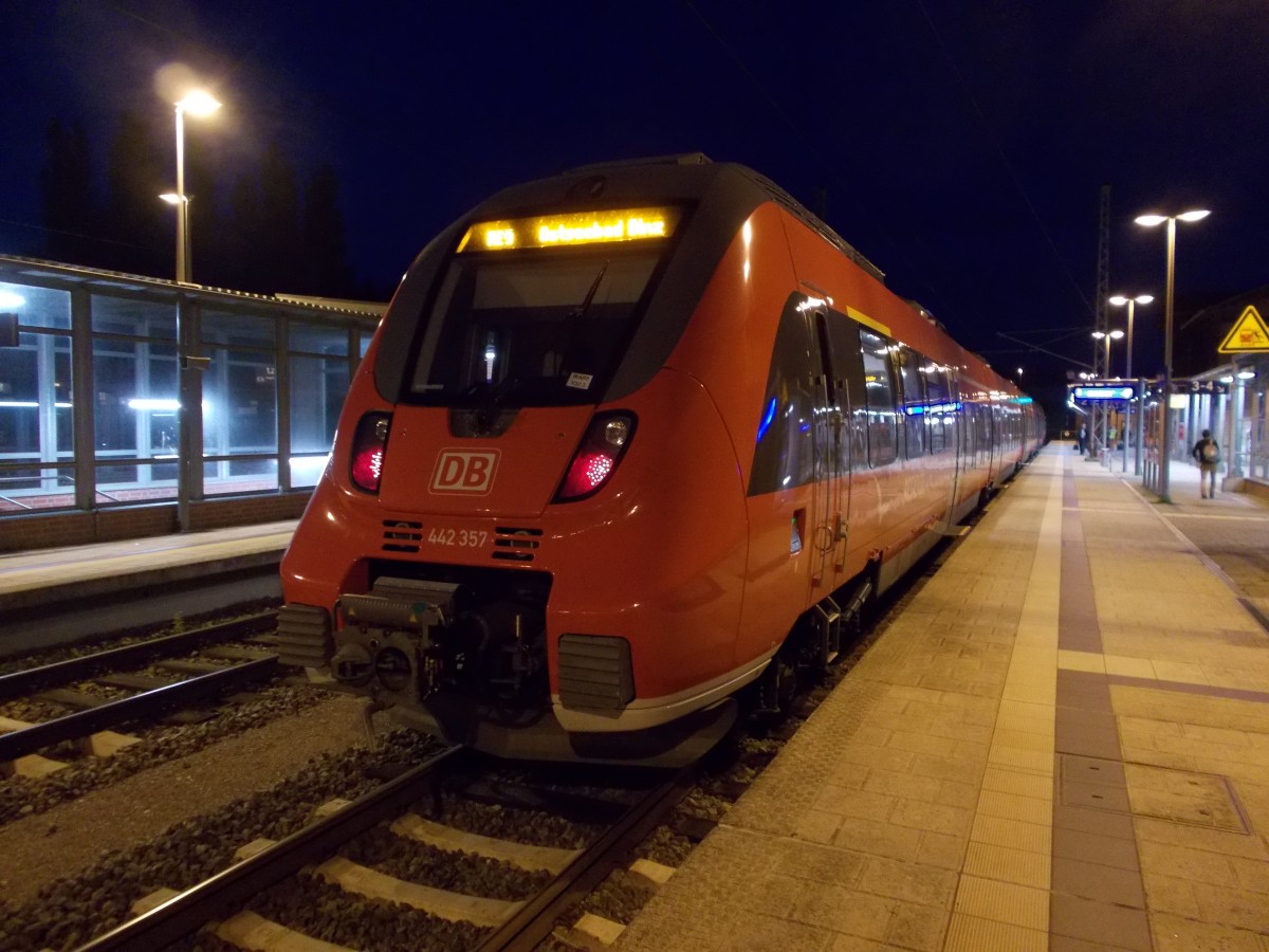 Als RE 13033 Stralsund-Binz erreichte 442 357,am 29.September 2014,den abendlichen Bahnhof Bergen/Rügen.