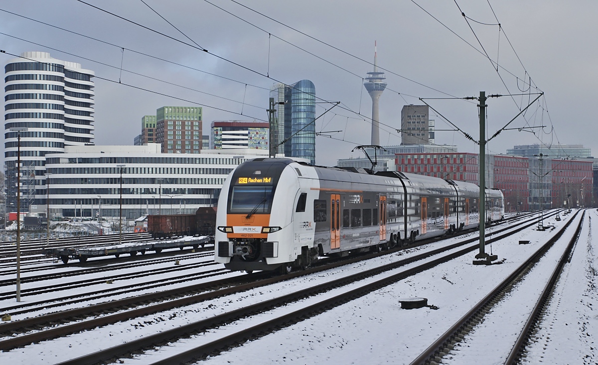 Als RE 4 nach Aachen ist 462 021 am 24.01.2021 in Düsseldorf-Hamm unterwegs