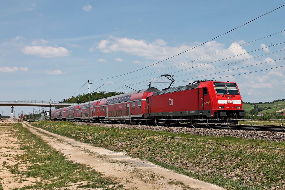 Als RE (Freiburg (Brsg) Hbf - Basel Bad Bf) fuhr am späten Mittag des 02.06.2020 die 146 228-2  St. Georgen  südlich von Auggen über die Rheintalbahn in Richtung Schliengen.