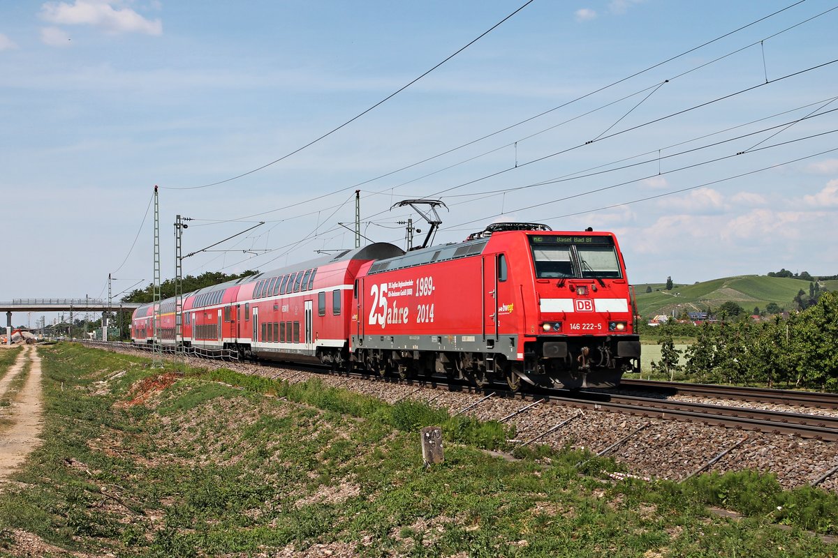 Als RE (Freiburg (Brsg) Hbf - Basel Bad Bf) fuhr am späten Nachmittag des 02.06.2020 die 146 222-5  25 Jahre RAB  südlich vom Haltepunkt von Auggen über die KBS 702 in Richtung Schliengen, wo sie ihren nächsten Zwischenhalt einlegen wird.