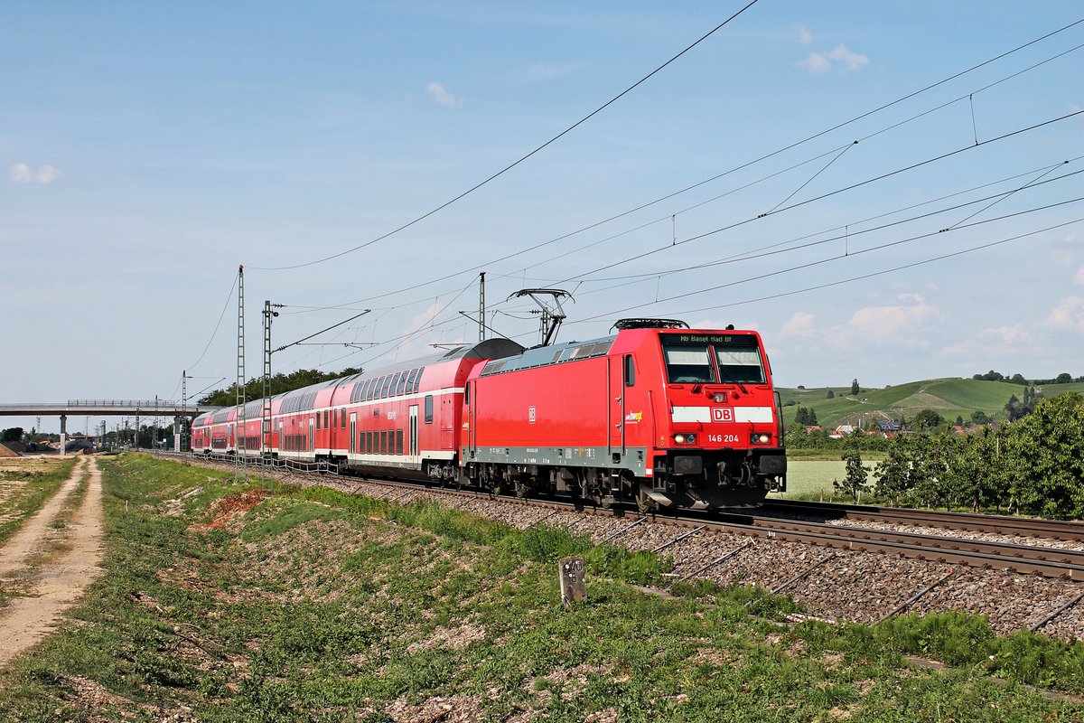 Als RE (Freiburg (Brsg) Hbf - Basel Bad Bf) fuhr am späten Nachmittag des 02.06.2020 die Freiburger 146 204 südlich von Auggen über die Rheintalbahn in Richtung Schliengen, wo sie ihren nächsten Zwischenhalt einlegen wird.