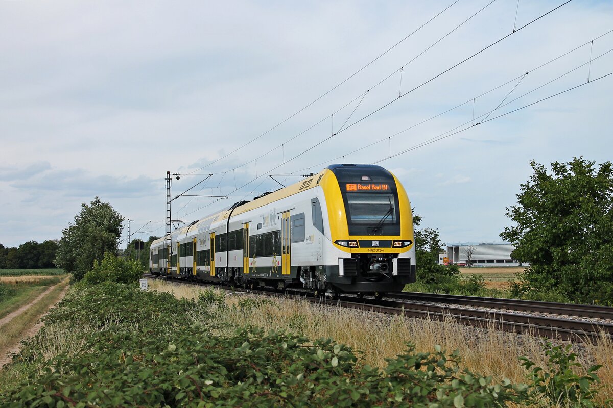 Als RE (Offenburg - Basel Bad Bf) fuhr am Nachmittag des 08.07.2020 der 1462 012-4 südlich von Buggingen in Richtung Müllheim (Baden).