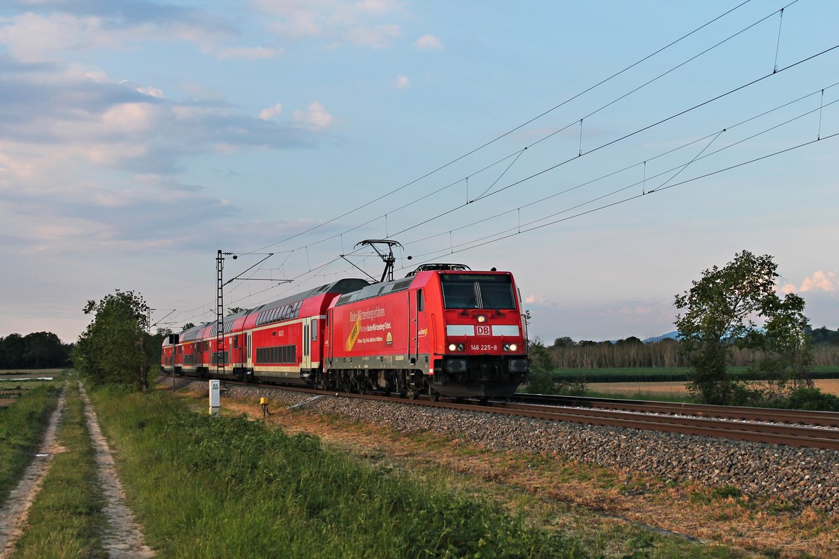 Als RE (Offenburg - Müllheim (Baden)) fuhr am Abend des 24.05.2019 die Freiburger 146 225-8  Baden Württemberg erfahren  zwischen Buggingen und Hügelheim über die KBS 703 durchs Rheintal in Richtung Zielbahnhof, welcher nur noch wenige Kilometer entfernt ist.