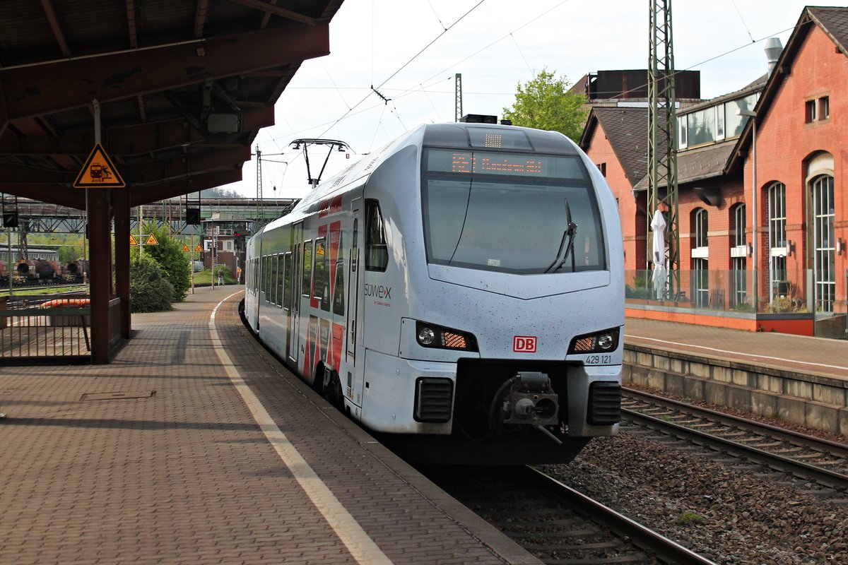 Als RE1 (Koblenz Hbf - Mannheim Hbf) fuhr am 12.04.2017 der SÜWEX 429 121 aus Richtung Dillingen (Saar) in den Bahnhof von Völklingen.