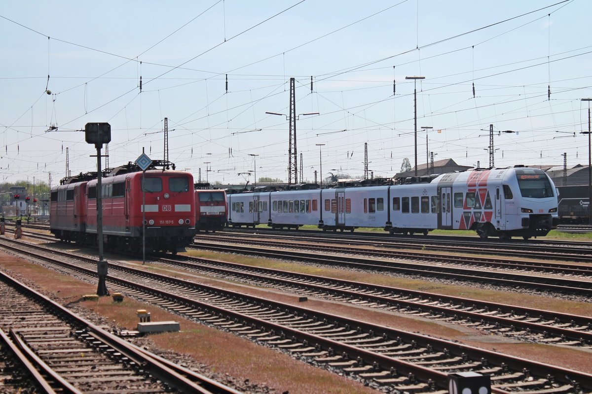 Als RE1 (Mannheim Hbf - Koblenz Hbf) fuhr am 12.04.2017 der SÜWEX 429 621 aus dem Bahnhof von Dillingen an den abgestellten Cargo-Loks vorbei.