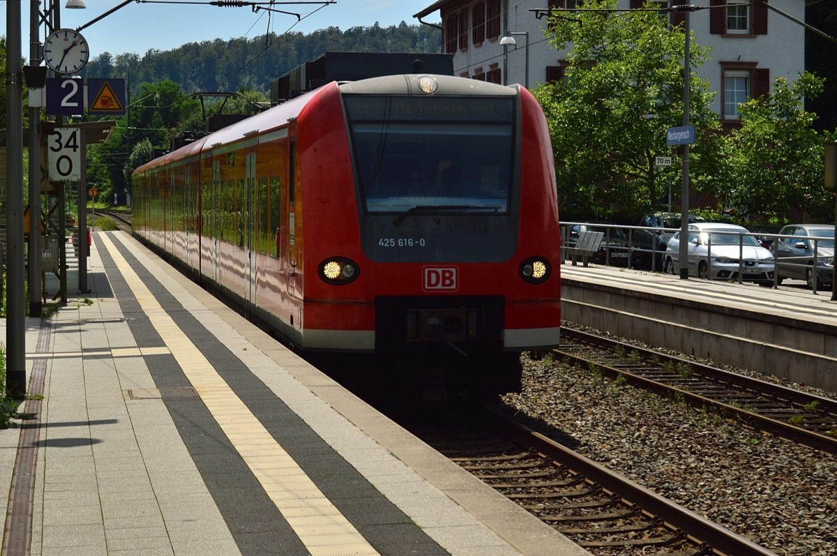 Als RE1 nach Mannheim ist der 425 616-0 hier bei der Durchfahrt in Neckargerach zu sehen. 17.7.2014