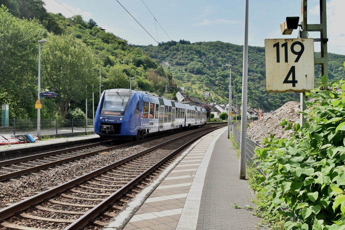 Als RE17 ist der VLEXX 622 942 in Hirzenach gen St.Goar fahrend von mir abgelichtet worden am Donnerstag den 20.6.2019