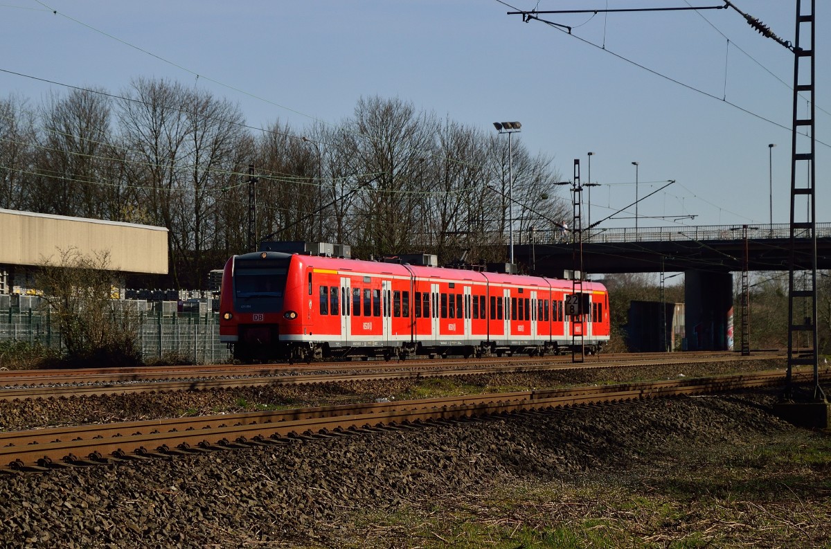 Als RE5 nach Emmerich ist hier am Sonntag den 9. März 2014 der Triebwagen 425 604 gen Düsseldorf fahren in Langenfeld Berghausen abgelichtet.
