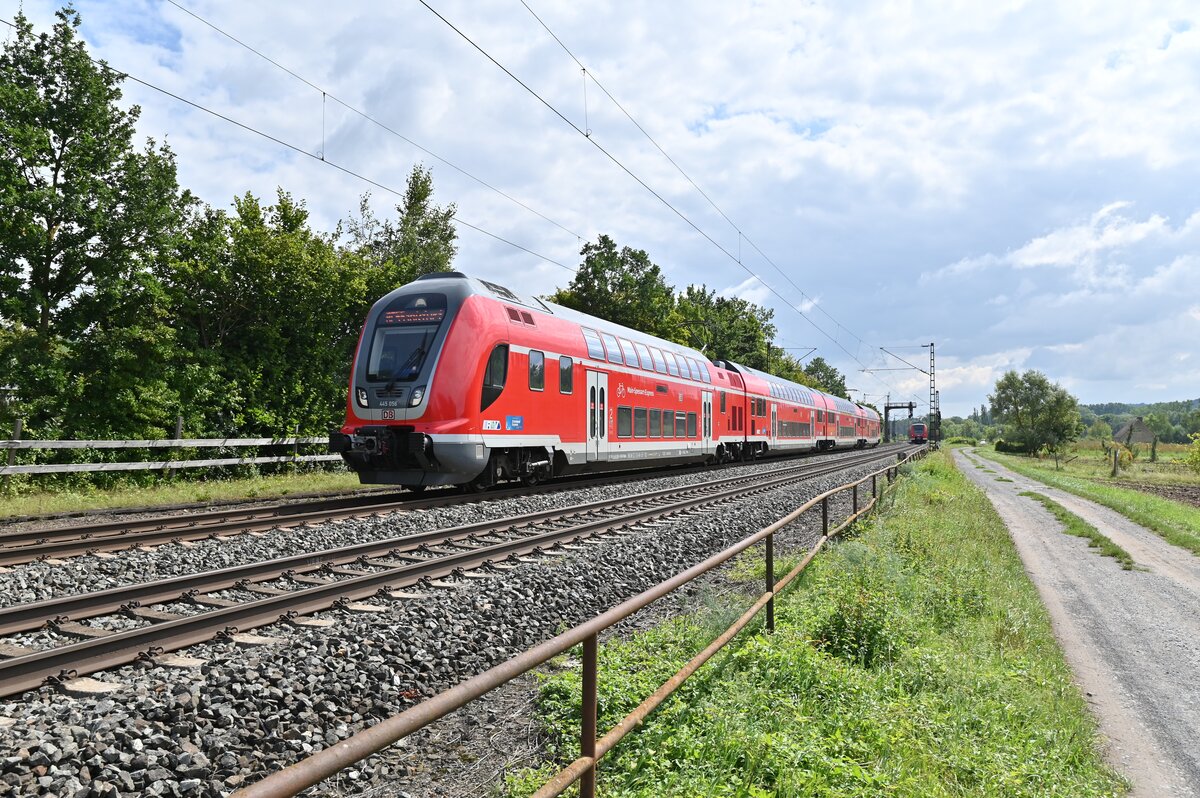 Als RE55 aus Bamberg kommend ist der 445 056 in Thüngersheim bei der Durchfahrt zusehen. 31.8.2021