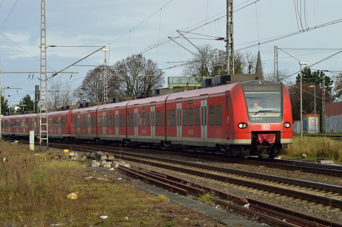 Als RE8 ist der 425 107-0 gerade beim Verlassen des Rheydter Hbf zu sehen. Er ist auf dem Weg nach Koblenz Hbf am Sonntag den 7.12.2014