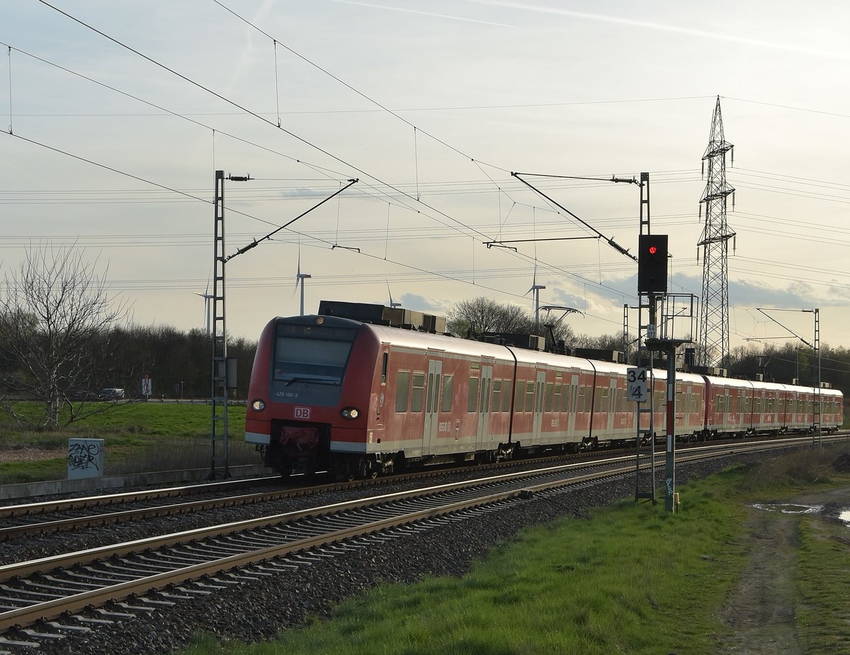 Als RE8 kommt der 425 100-5 mit einem Bruder nach Koblenz gefahren, hier ist der Zug zwischen Gubberath und Noithausen auf höhe Gierath unterwegs.30.3.2017
