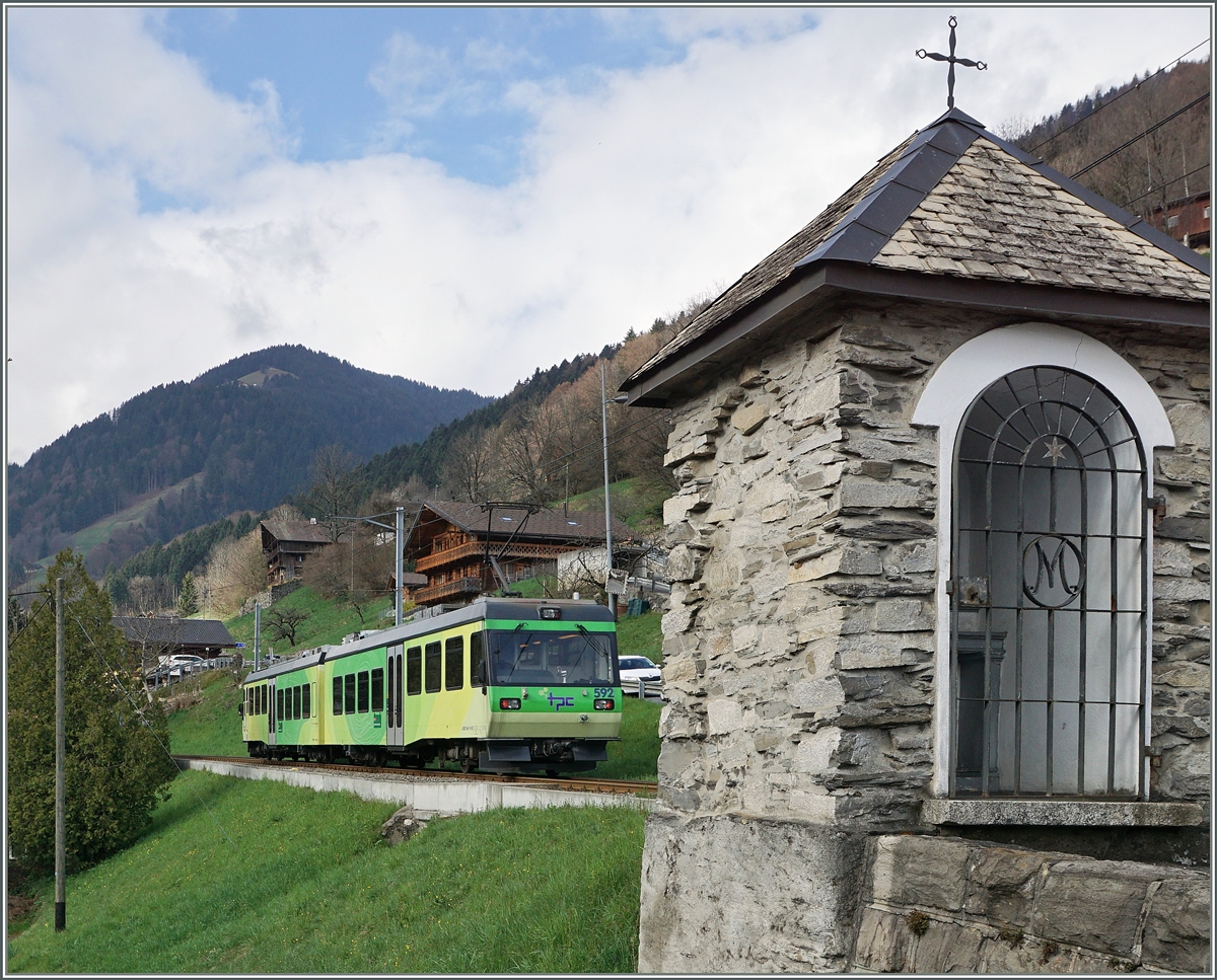 Als Regionalzug 30 von Aigle nach Champéry verlässt der AOMC Beh 4/8 592 Troistrorrents. 
7. April 2016
