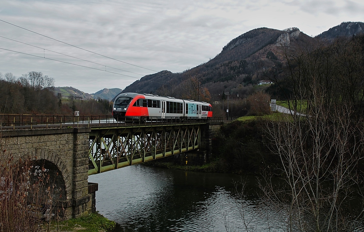 Als REX ist 5022 006-8 am 07.12.2018 nach St. Valentin unterwegs, kurz nach der Überquerung des Trattenbaches wird er die gleichnamige ÖBB-Station erreichen