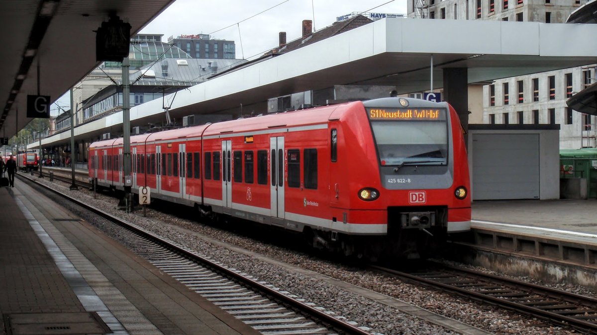 Als S 38124 ist 425 122 in Mannheim Hbf angekommen. Nun wurde der Zug geteilt und während die andere Br 425 weiter in Richtung Neustadt an der Weinstraße fährt, fährt 425 122 an das andere Bahnsteigende. (21.10.17)