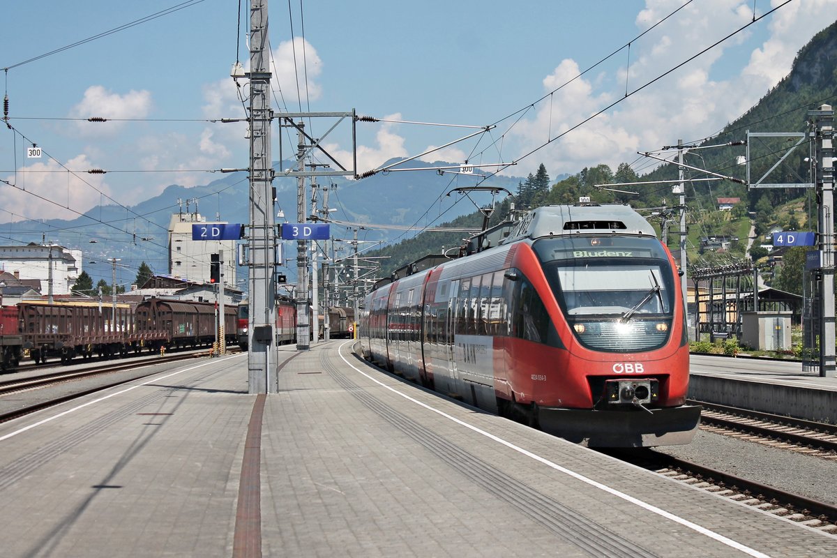 Als S-Bahn (Bregenz Hafen - Bludenz) fuhr am Mittag des 30.06.2018 der ÖBB 4024 034-3 vom Bodensee kommend in den Bahnhof von Feldkirch ein.