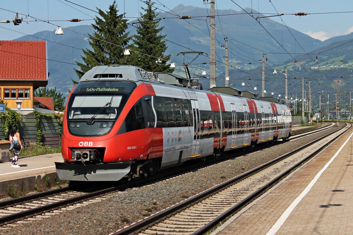 Als S-Bahn nach Telfs-Pfaffenhofen fuhr am Nachmittag des 02.07.2018 der ÖBB 4024 029-3 in den Bahnhof von Fritzens-Wattens ein.