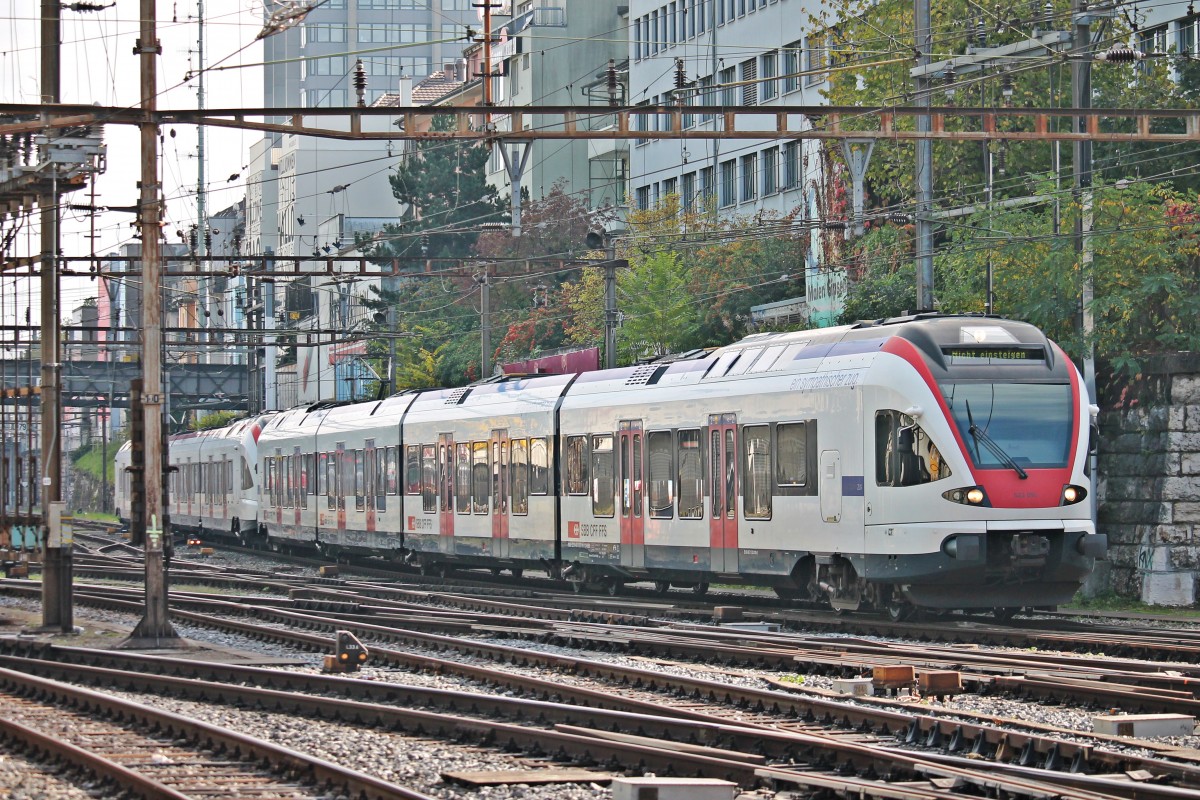 Als S3 (Porrentruy - Basel SBB) fuhr am 25.10.2014 der RABe 523 010  ein sympathischer zug.  zusammen mit RABe 522 211, der als S3 (Porrentruy - Olten) unterwegs war, in den Bahnhof von Basel SBB.