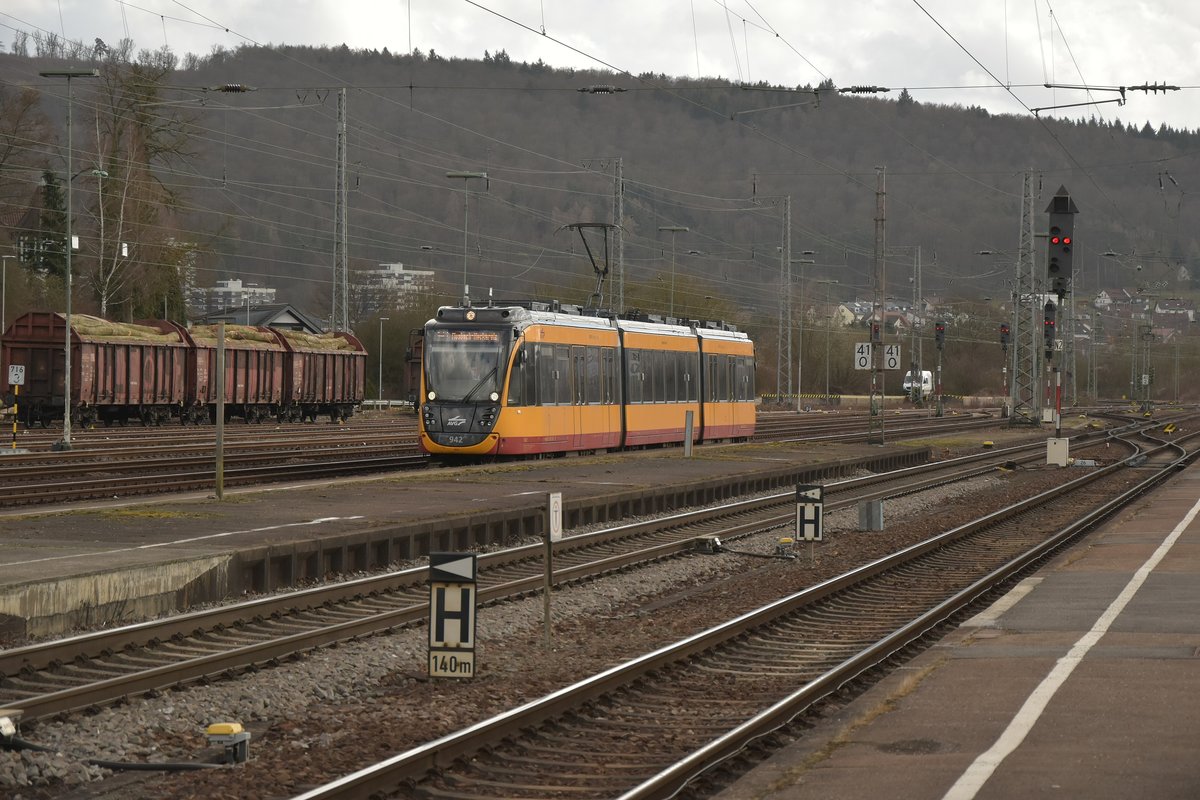 Als S41 kommt der AVG Triebwagen 942 in Neckarelz eingefahren, gleich wird er nach einem Richtungswechsel nach Mosbach Baden fahren. 2.3.2017