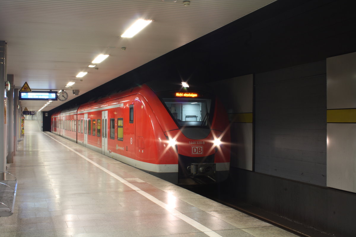 Als S8 kam 1440 320 in den Tunnelbahnhof des Düsseldorfer Flughafens, wo ich ihn schließlich fotografierte.