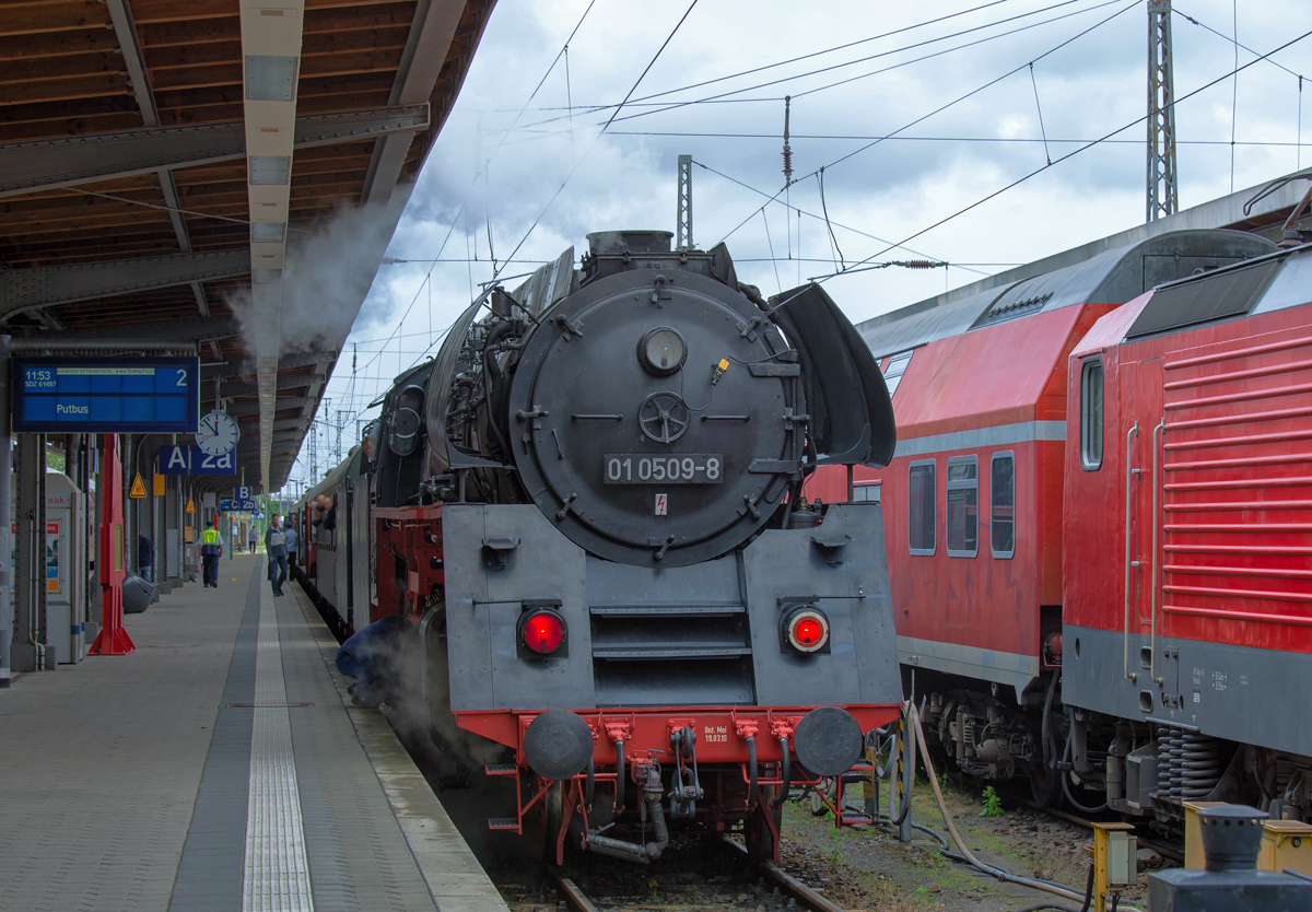 Als Schlusslok steht die 01 0509 am Bahnsteig auf dem Bahnhof Stralsund. - 14.06.2014