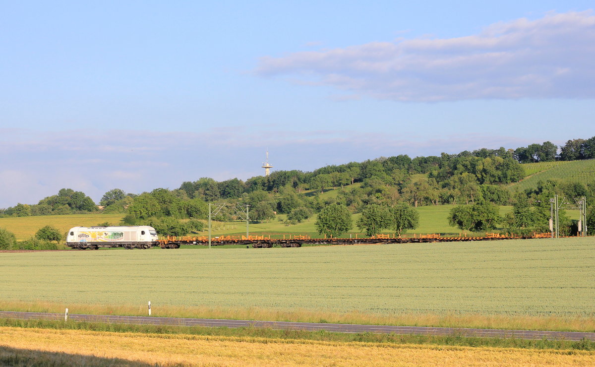 Als die Schranken des nahe gelegenen BÜs nach Passieren der S4 geschlossen blieben, kam bei mir schon Vorfreude auf. Als ich dann das charakteristische Dieselwummern hörte, konnte ich mein Glück kaum fassen, nämlich, dass ich an der Fotostelle bereit stand und die Sonderleistung wie bestellt kam. 
223 155 mit leerem Langschienenzug aus Mannheim nach Nürnberg am 11.06.2020 zwischen Bitzfeld und Öhringen. 